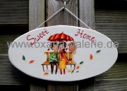 Türschild Sweet Home Herbst Verliebtes Paar unter Regenschirm auf Bank